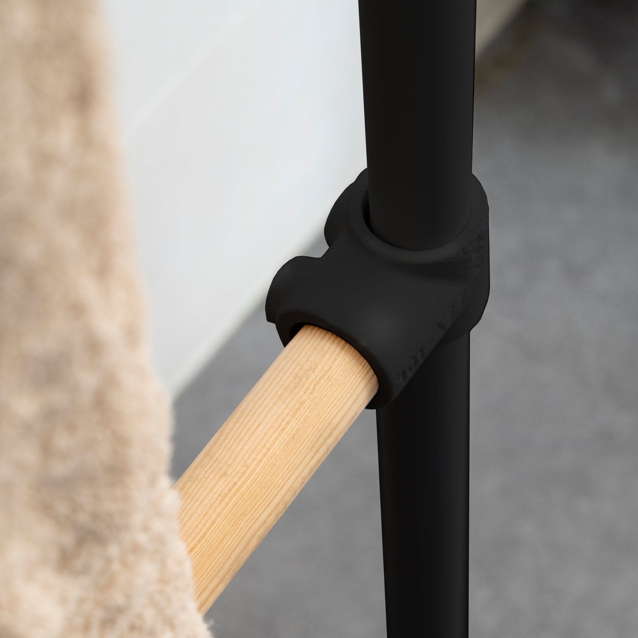 Ladder - Modern Handduksställ i Minimalistisk Design - svarta + vita rör/svarta kopplingar