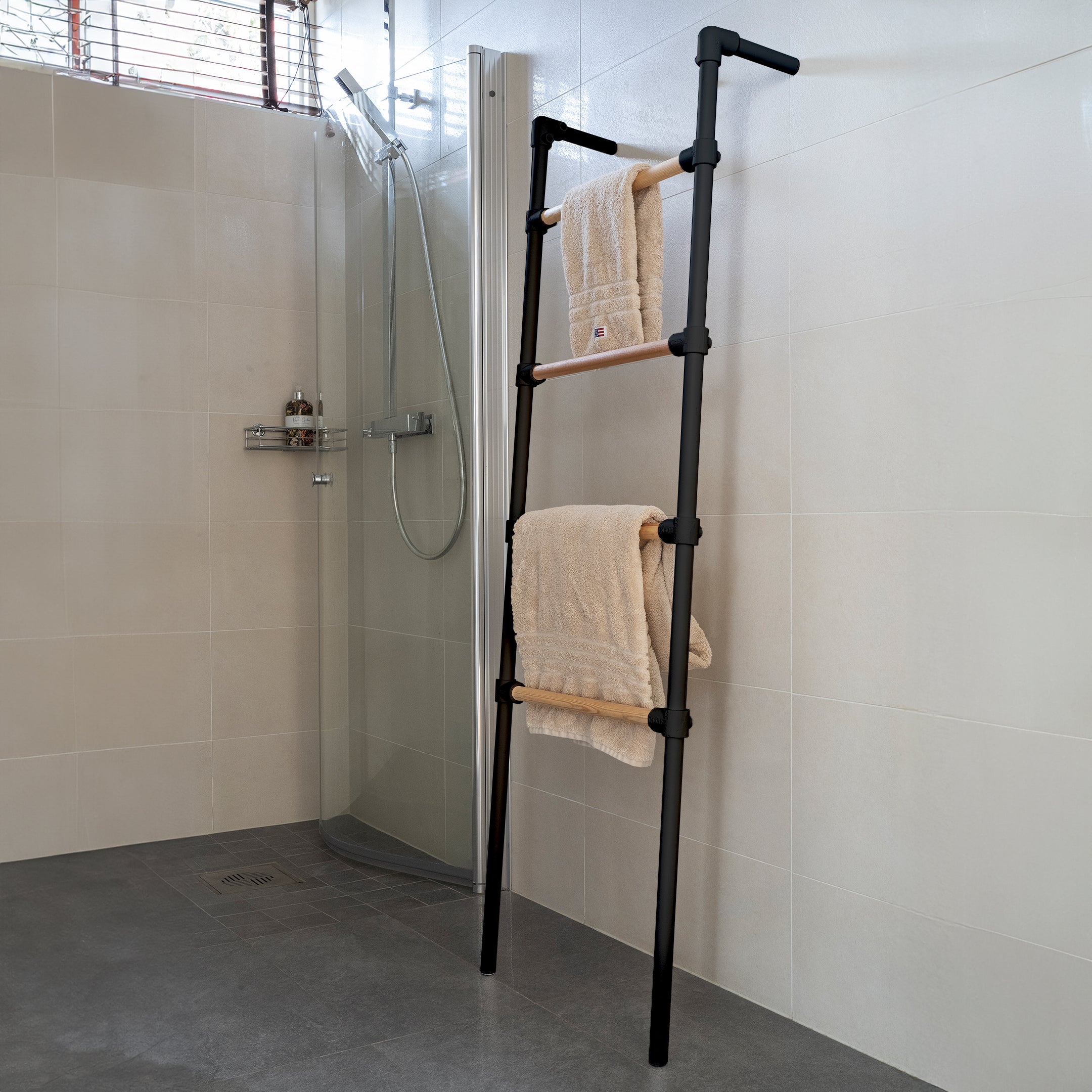 Ladder - Modern Handduksställ i Minimalistisk Design - svarta + furu rör/svarta kopplingar