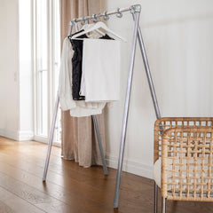 Axis - Stilrent Klädställ Med Tidlös Design - Aluminium