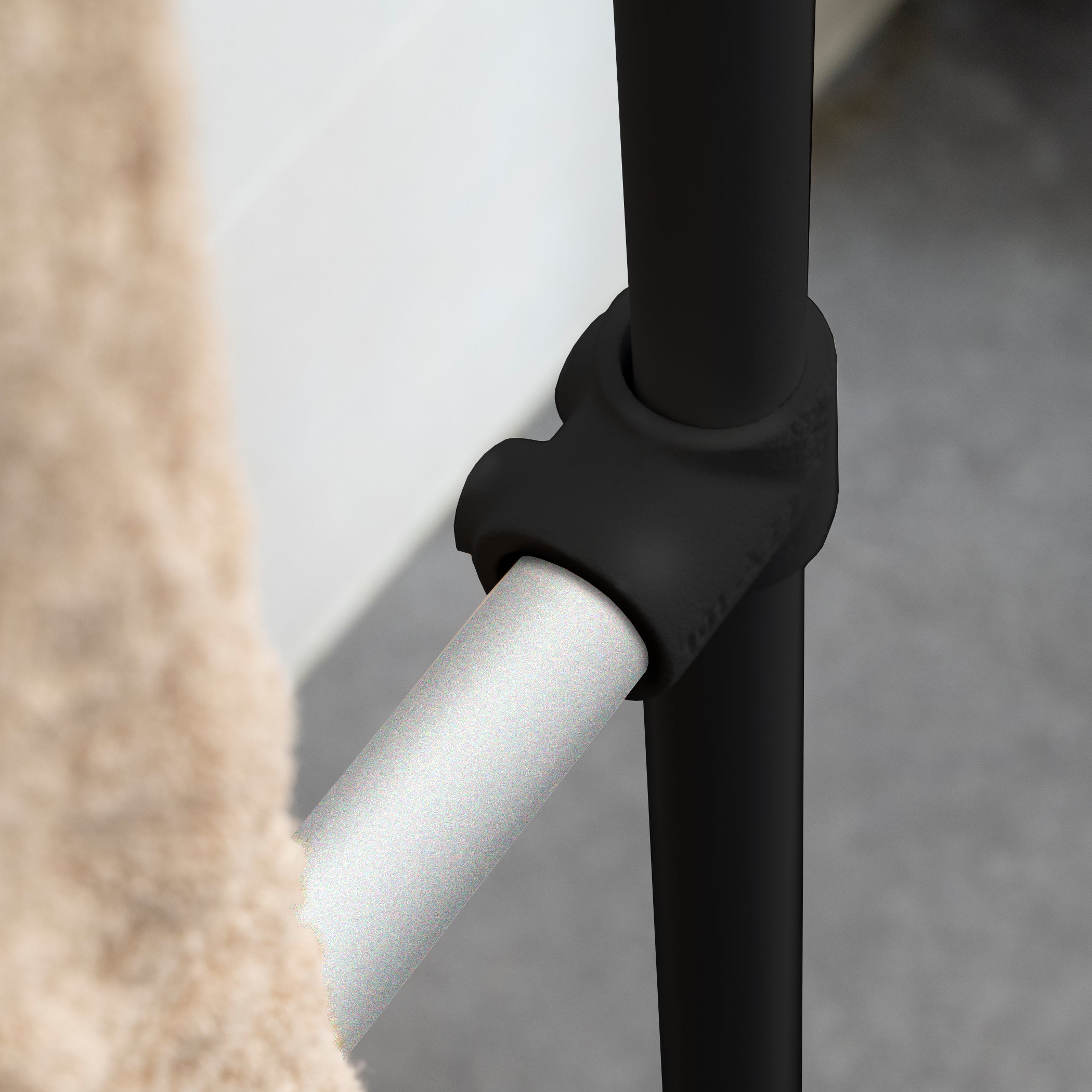 Ladder - Modern Handduksställ i Minimalistisk Design - svarta + vita rör/svarta kopplingar