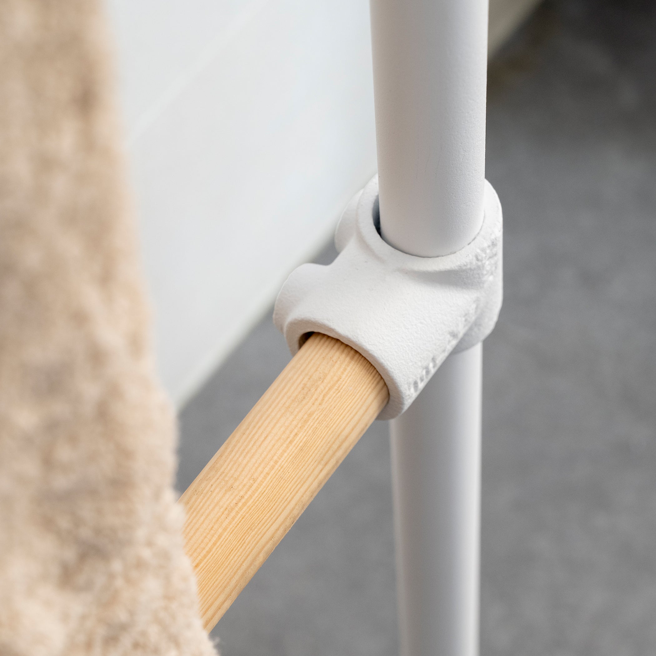 Ladder - Modern Handduksställ i Minimalistisk Design - svarta + vita rör/svarta kopplingar