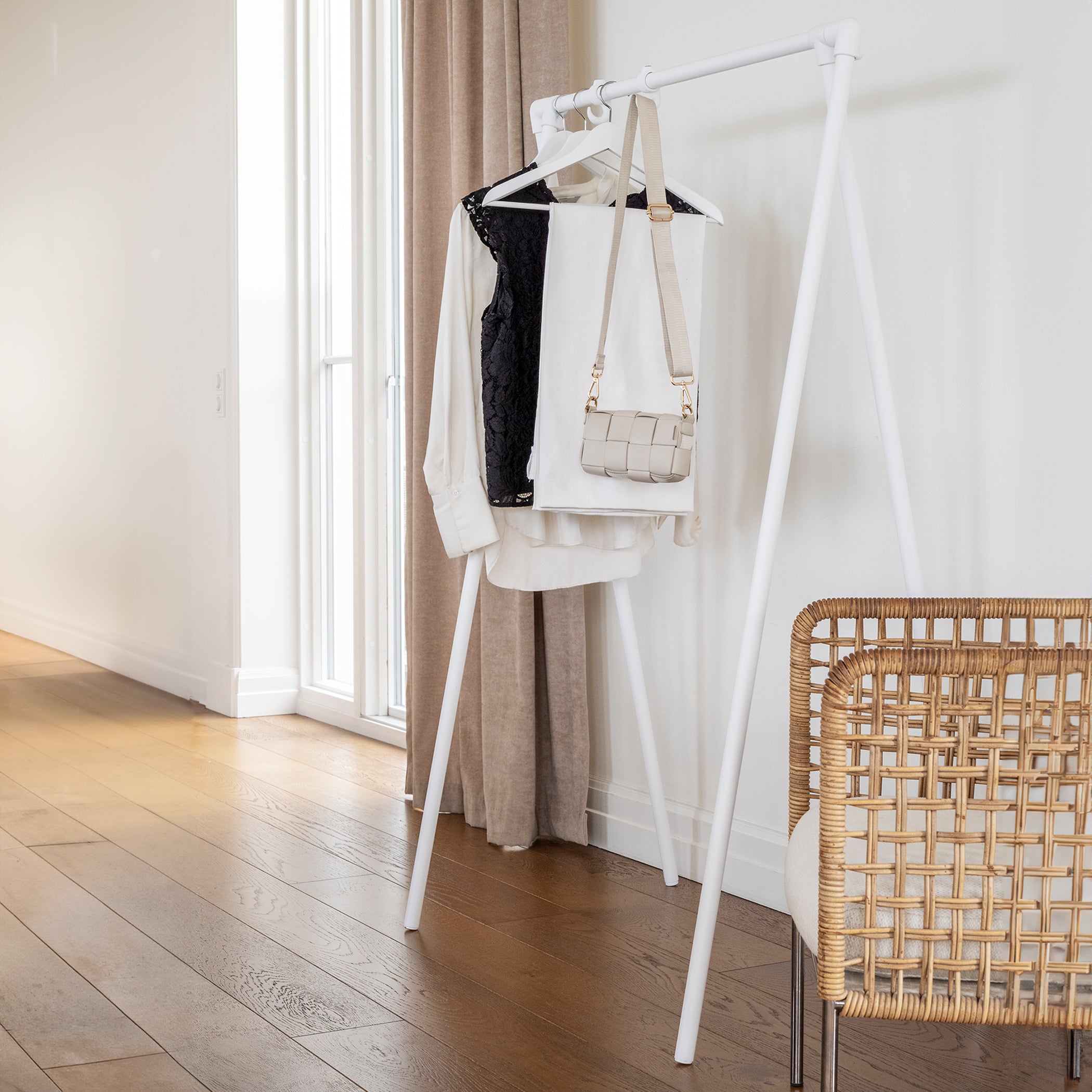 Axis - Stilrent Klädställ Med Tidlös Design - Vita rör/Vit koppling