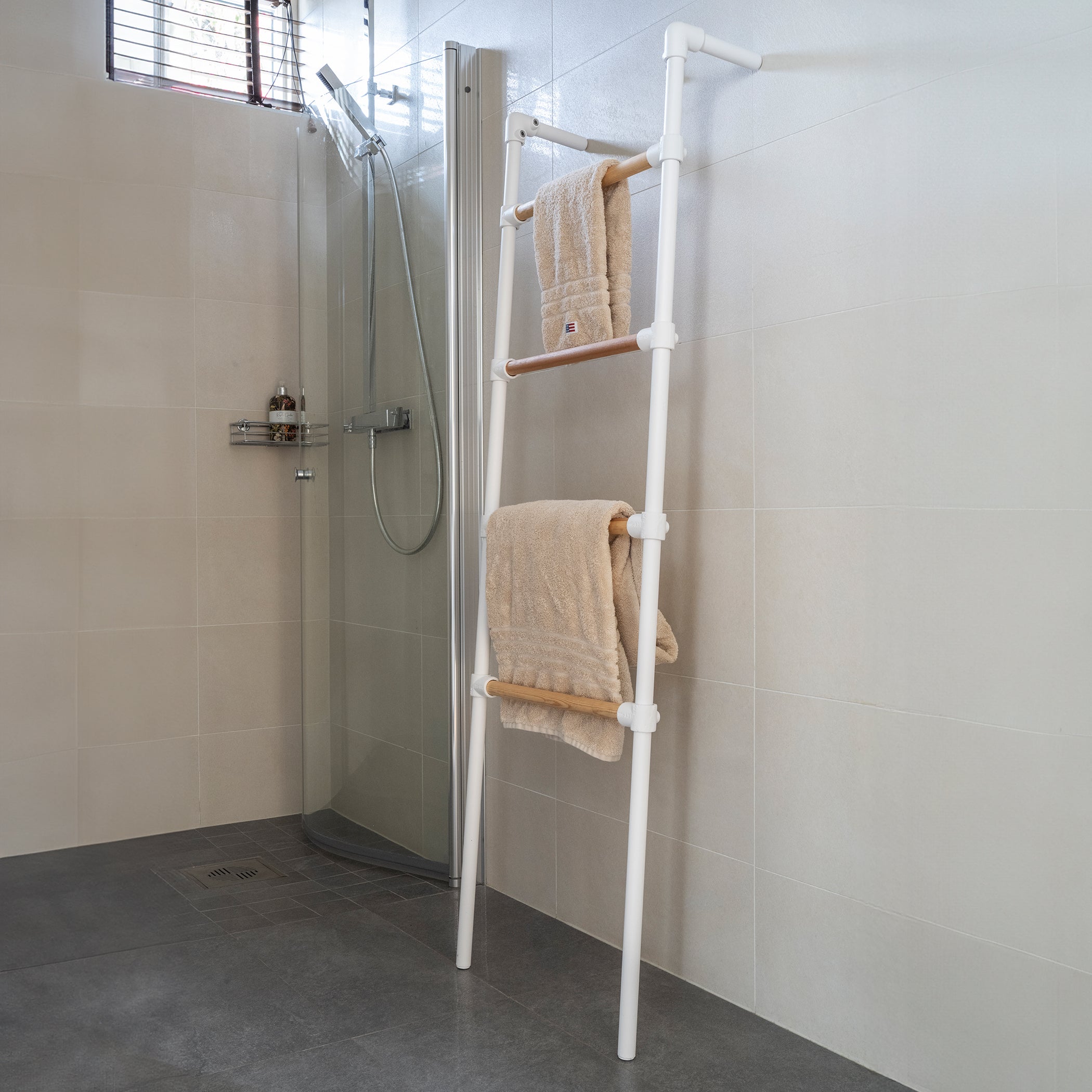 Ladder - Modern Handduksställ i Minimalistisk Design - vita + furu rör/vita kopplingar